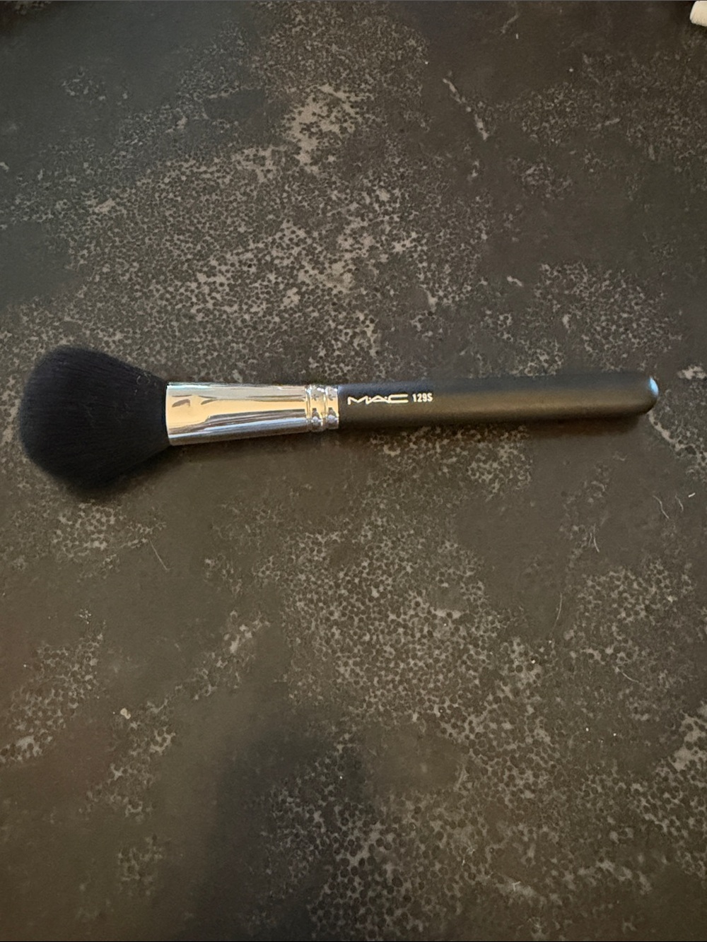 NWOT MAC 129 SYNTHETIC POWDER/BLUSH BRUSH